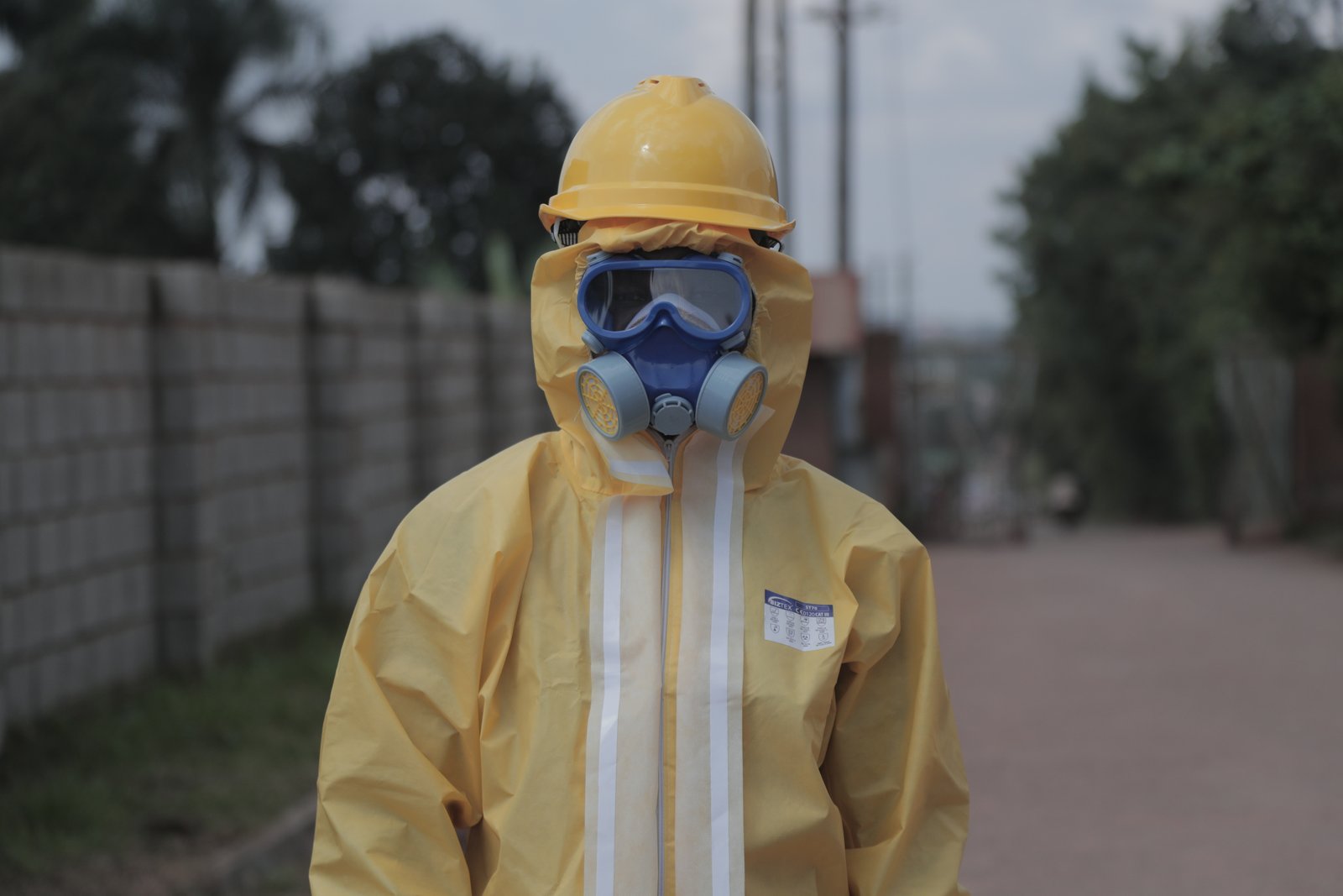 De Waste specialist in full hazmat protective equipment